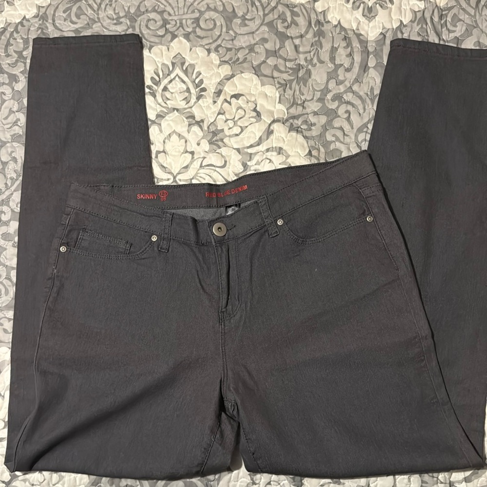 Junior’s gray skinny jeans.